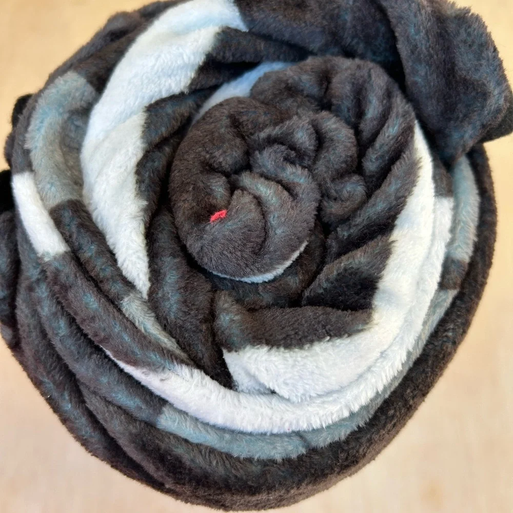 NBA Brooklyn Nets Super Soft Plush Throw Blanket 60x70 Repeat Logo NBABLRW-6BKN